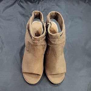 BRAND NEW SUGAR VERUCA LASER-CUT OUT WITHD FISH MOUTH ANKLE BOOTIES